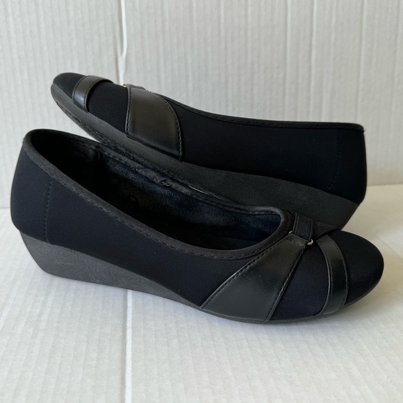 CL LAUNDRY WOMENS LOW HEEL WEDGES. BLACK SLIP ON CANVAS SHOES. GREAT CONDITION - Picture 14 of 15